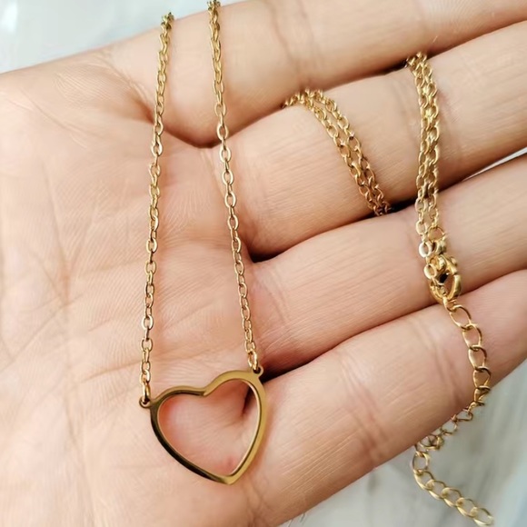 Dainty heart necklace - Picture 4 of 8